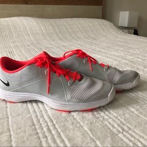 Nike sneakers size 9.5 (like new)
